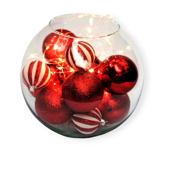 Piros karácsonyi gömbök gömbvázában