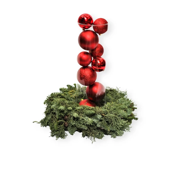 Piros karácsonyi gömbök hengervázában