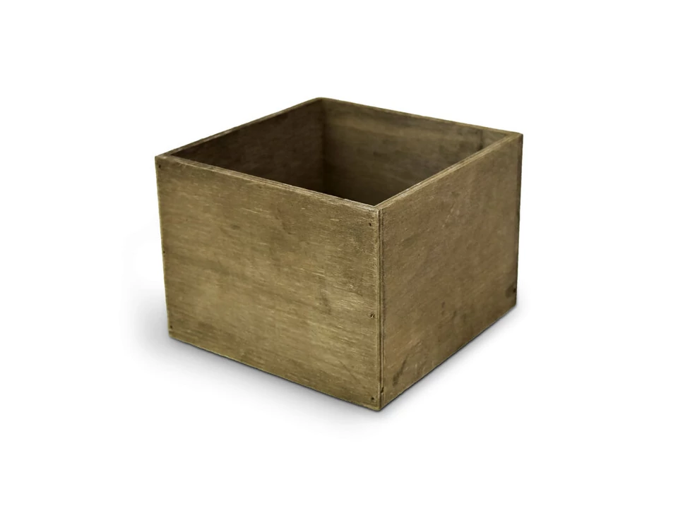 Barna négyzet alakú fadoboz