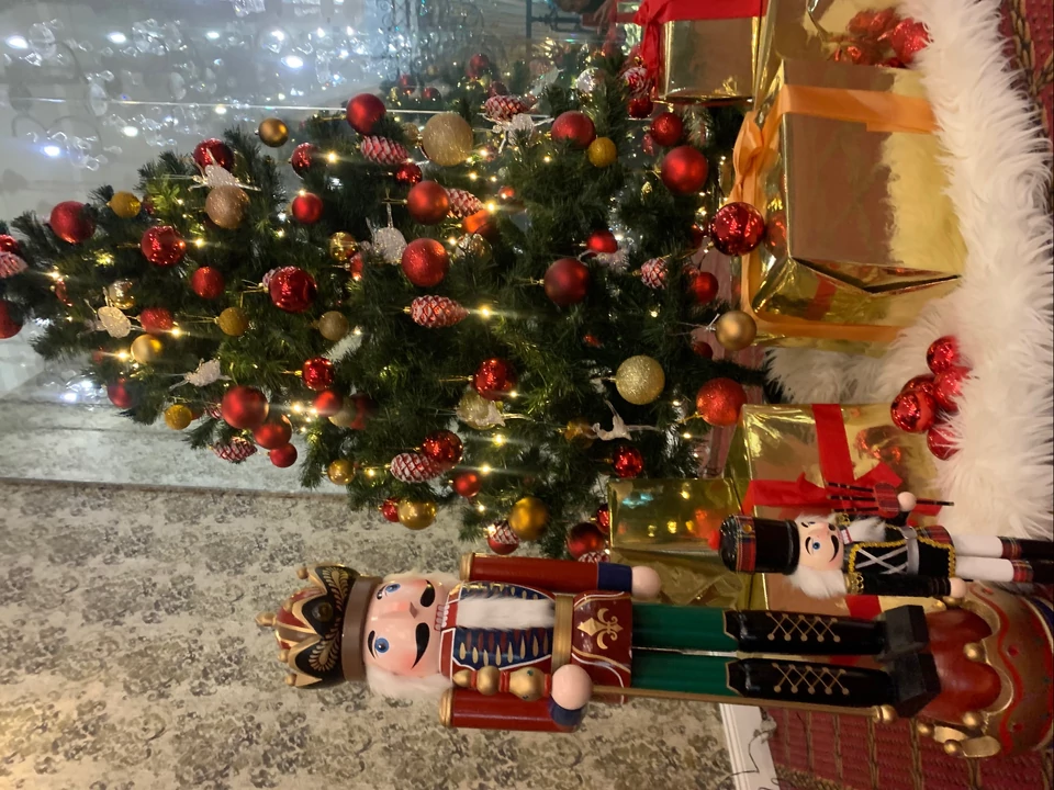 Bedíszített karácsonyfa piros-arany színben