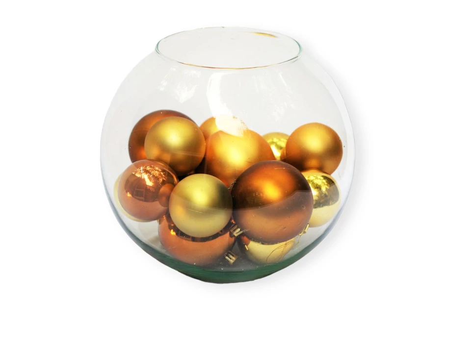 Arany karácsonyi gömbök gömbvázában