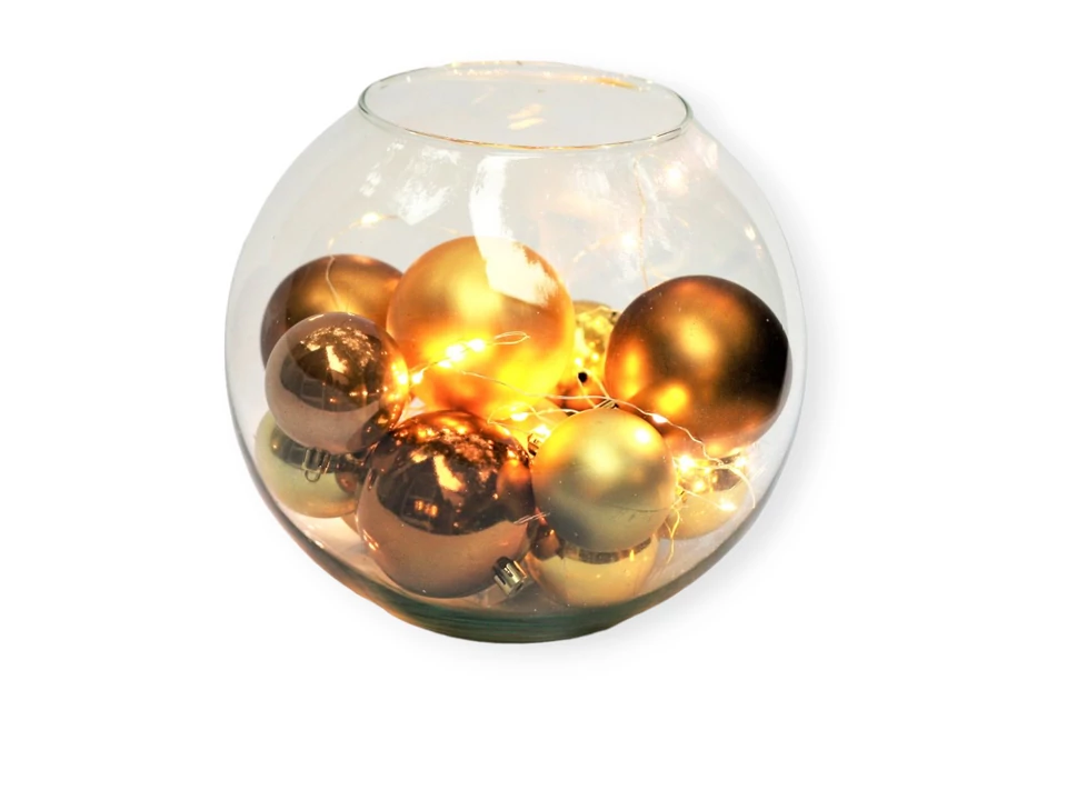 Arany karácsonyi gömbök gömbvázában világítással