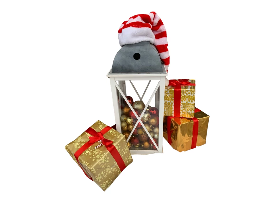 Lámpás karácsonyi gömbbel, ajándékdobozzal