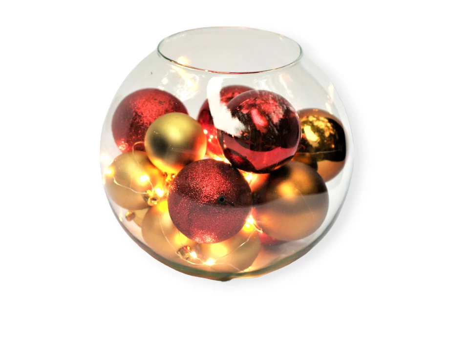 Arany, piros karácsonyi gömbök gömbvázában