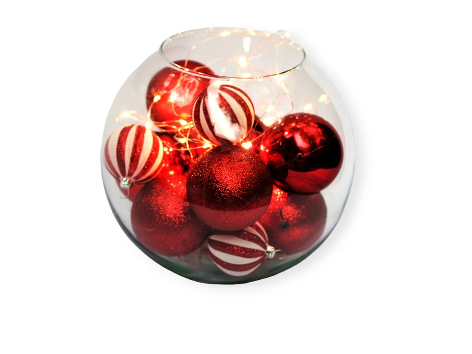 Piros karácsonyi gömbök gömbvázában