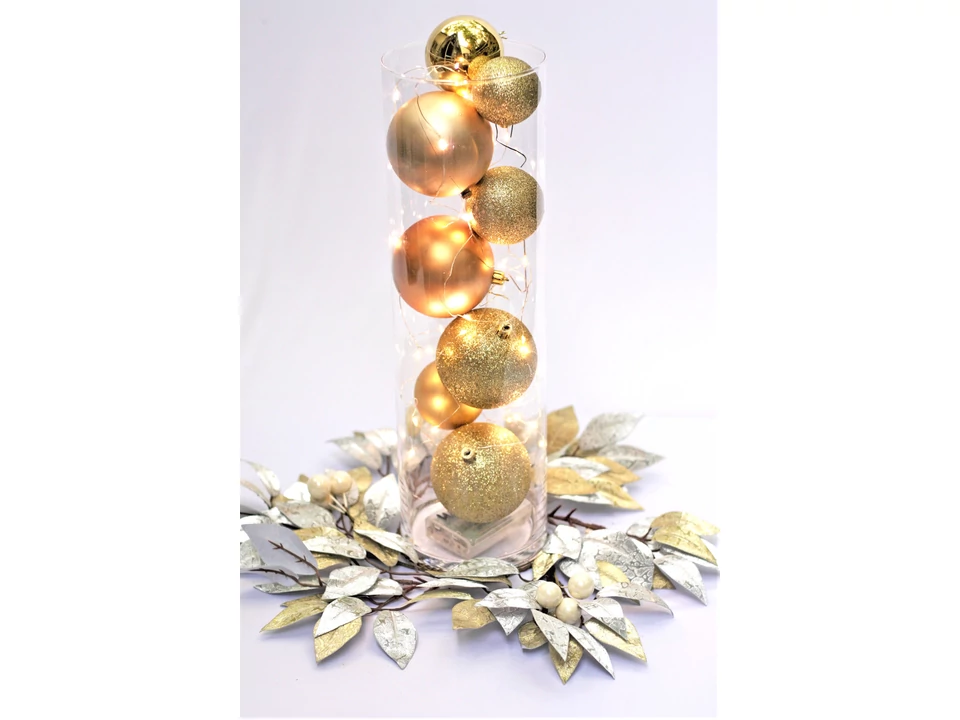 Arany karácsonyi gömbök hengervázában