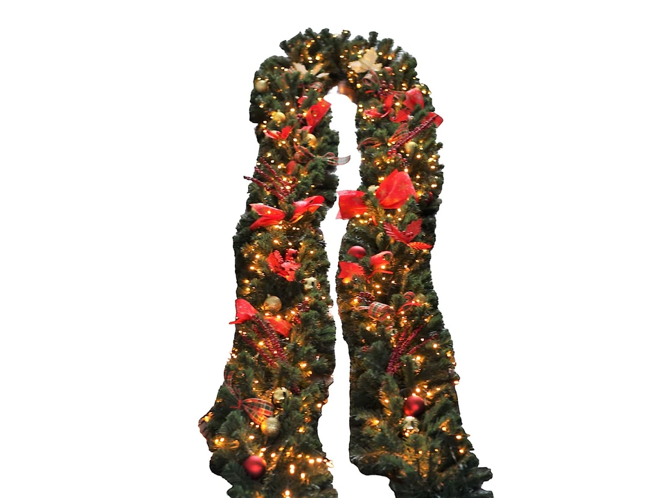 Fenyőgirland díszítve