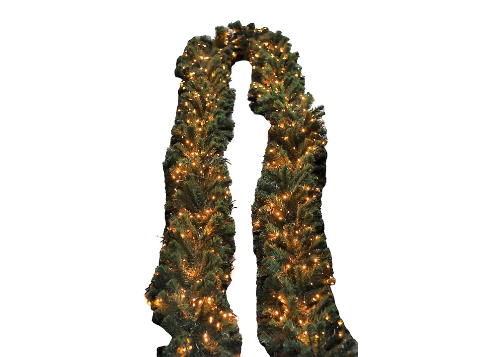 Fenyőgirland díszítve világítással