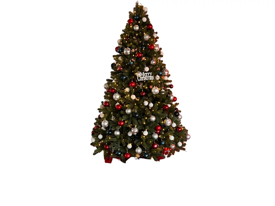 Bedíszített karácsonyfa piros-fehér színben